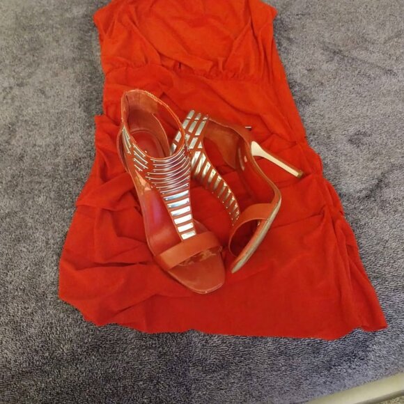 Red heel and red dress - Picture 3 of 5